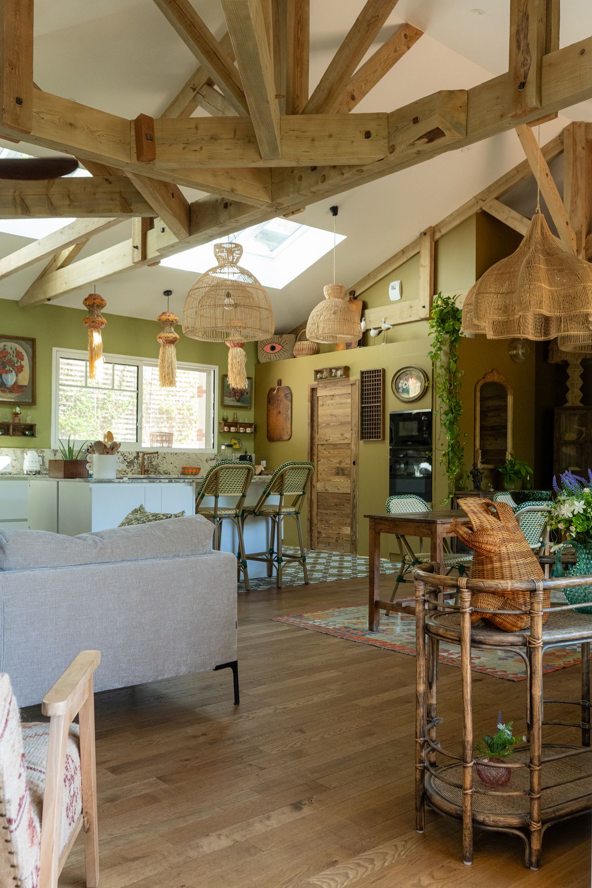 Séjour aux murs vert olive ouvert sur le jardin, maison arcachonnaise rénovée sur le Bassin d'Arcachon