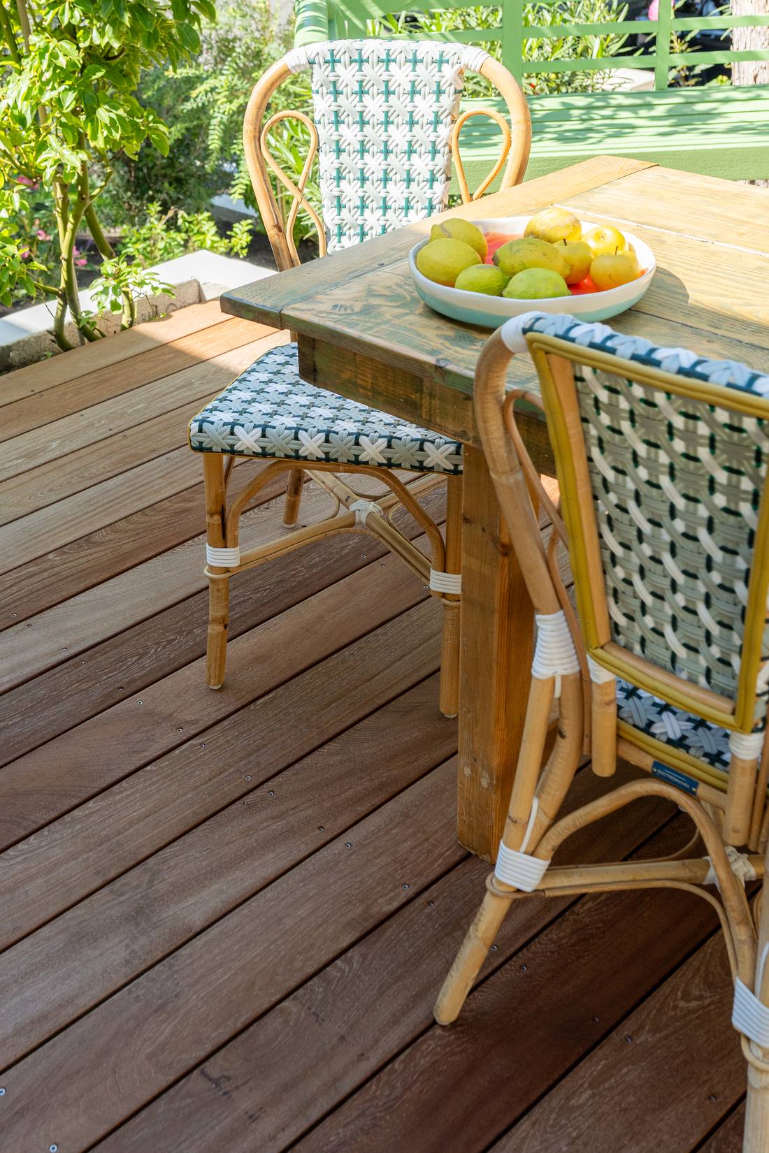 Table de terrasse en bois avec chaises de bistrot et corbeille de fruits, art de vivre sur le Bassin d'Arcachon