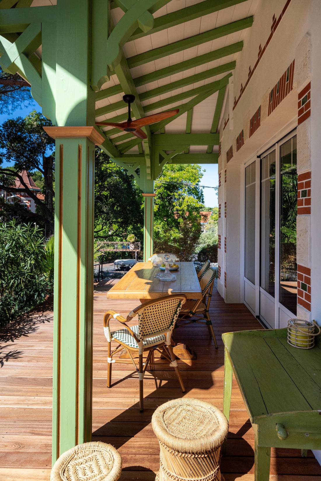 Terrasse couverte à colombages verts d'une maison arcachonnaise, photographie d'extérieur à Arcachon