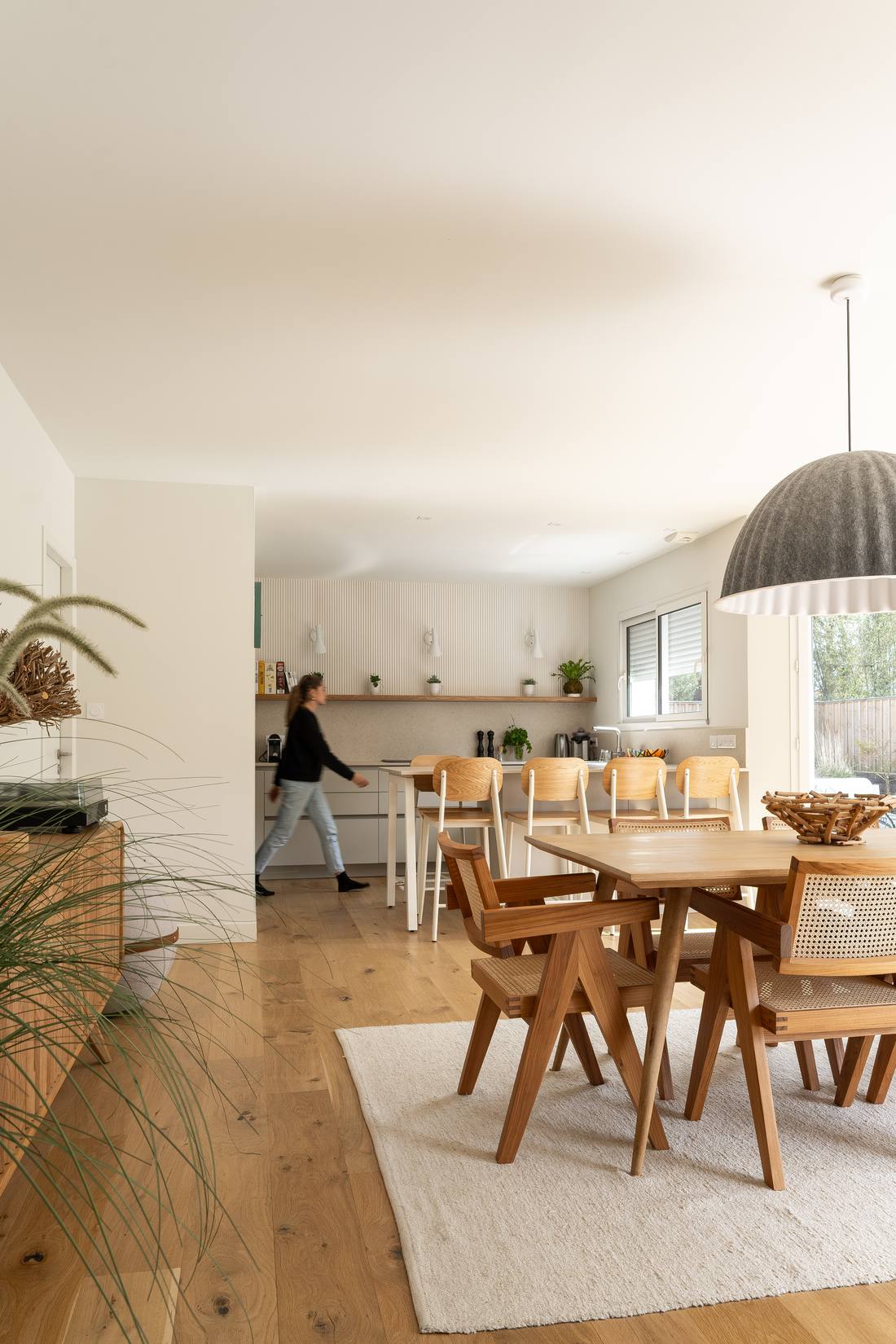 Cuisine lumineuse ouverte sur un coin repas dans une maison contemporaine du Bassin d'Arcachon