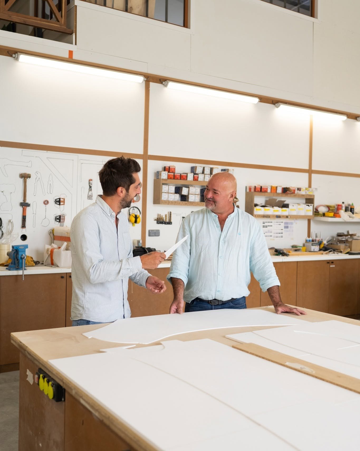 Deux menuisiers à l'établi dans leur atelier, contenu créé pour les réseaux sociaux d'un artisan du Bassin d'Arcachon